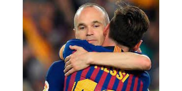 Il 39enne Andrés Iniesta indossa la maglia numero 8 e annuncia il suo ritiro